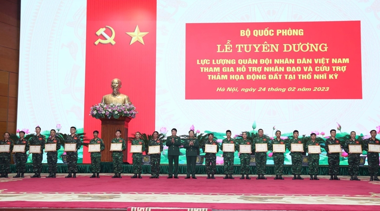 表彰参加土耳其地震灾难人道主义援助和搜救工作的越南人民军力量