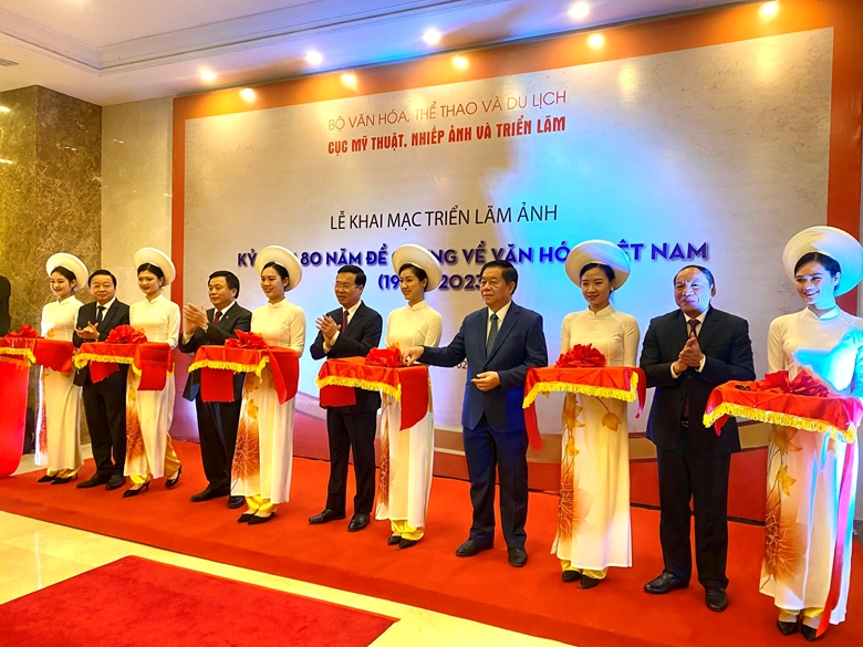 纪念《越南文化纲要》颁布80周年的图片展正式开展
