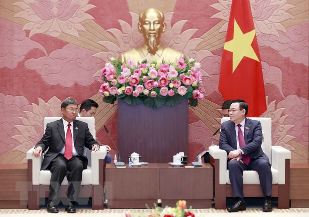 越南国会主席王廷惠会见老挝国会副主席坎百·丹拉