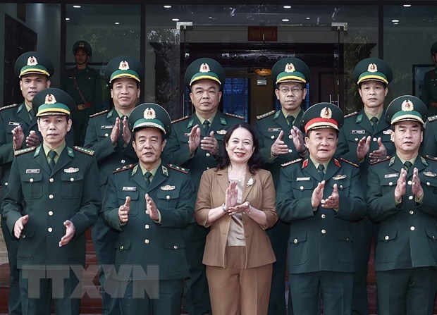 越南国家代主席武氏映春探访边防学院