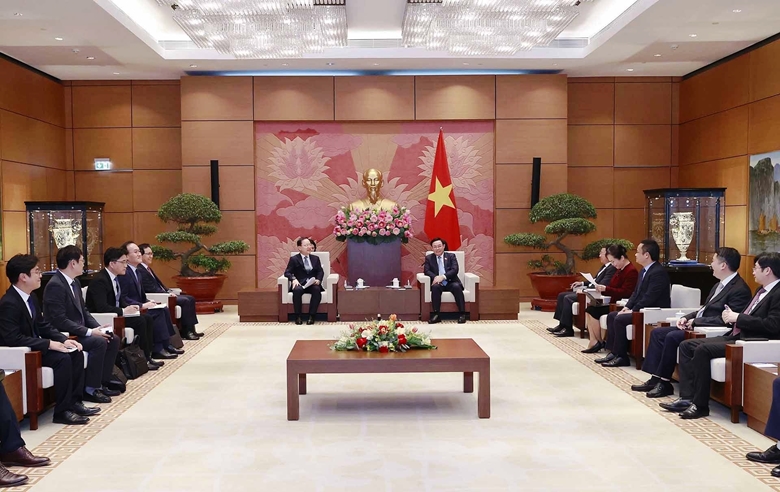 国会主席王廷惠建议三星集团继续关注在越南的半导体技术研究投资