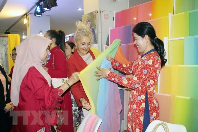 胡志明市向各国驻越代表机构介绍越南奥黛