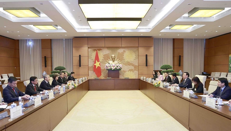 越南国会主席王廷惠会见日本经济团体联合会代表团