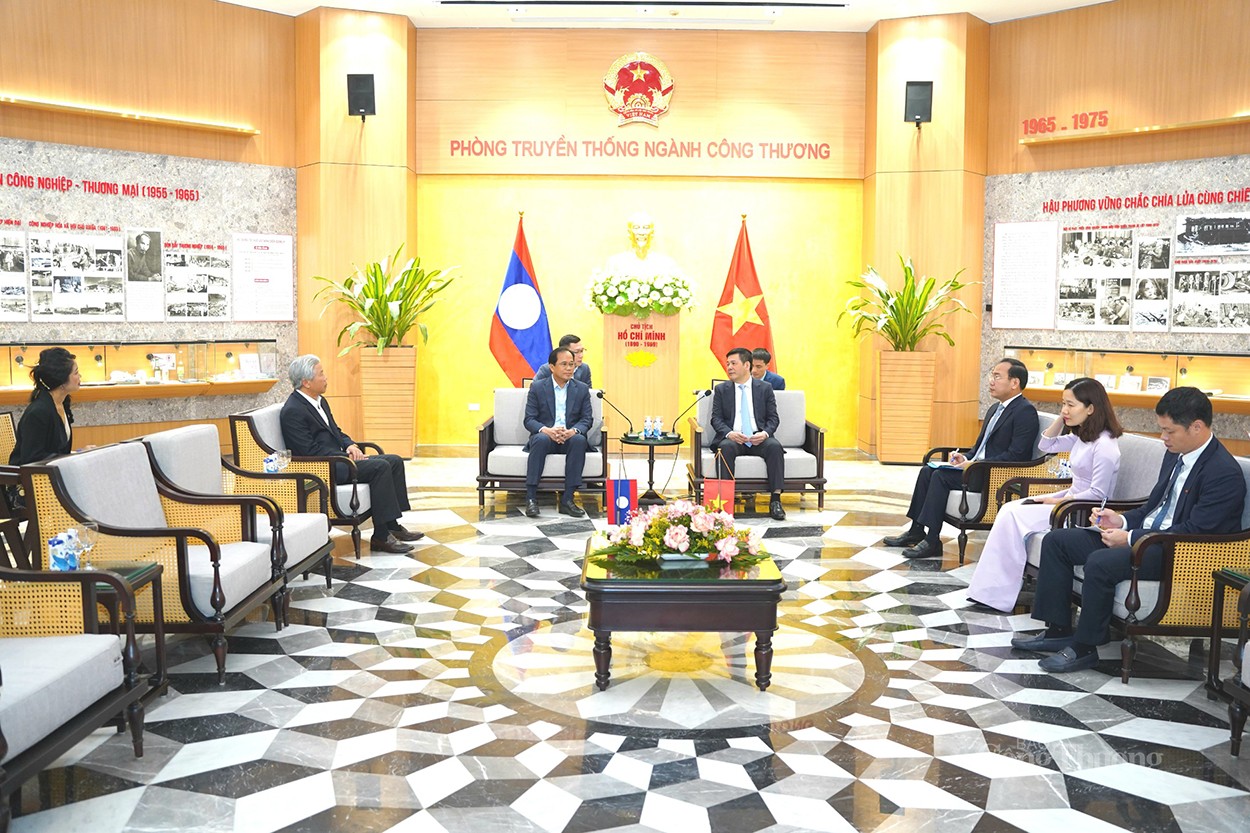 越南工贸部部长阮鸿延会见老挝央行行长