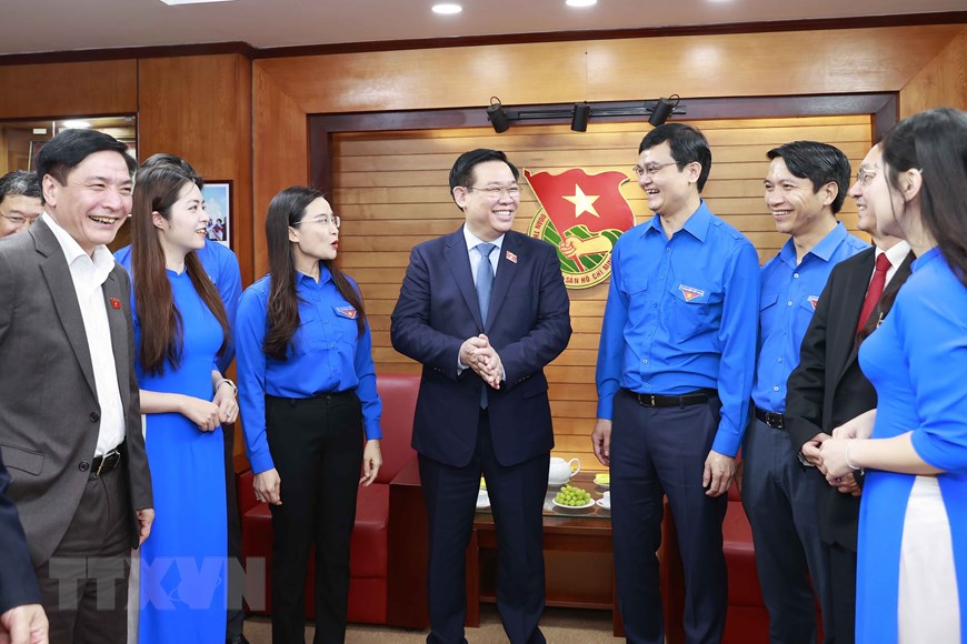 国会主席王廷惠与胡志明共青团中央书记处举行工作会议