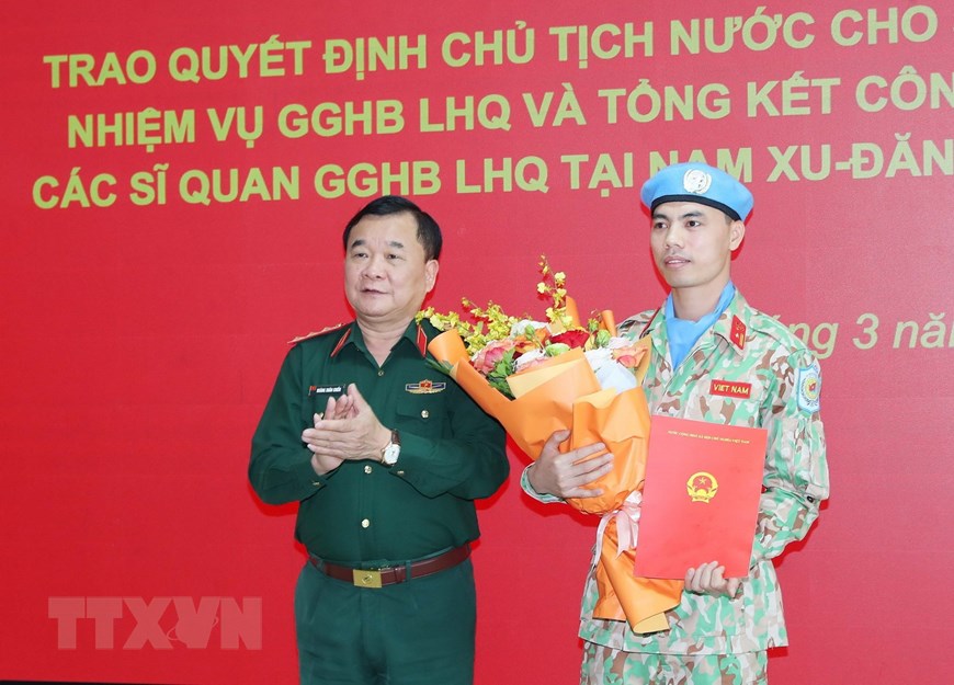 越南向执行联合国维和任务的军官颁发国家主席的决定书