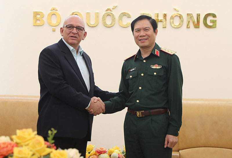 越南国防部副部长阮新疆上将会见古巴建设部部长