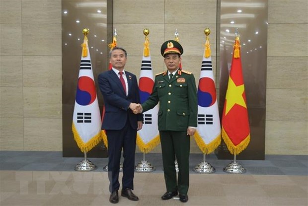 越南国防部长潘文江与韩国国防部长李钟燮举行会谈