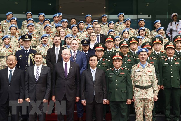 越南国家主席武文赏与澳大利亚总督戴维造访越南维和局
