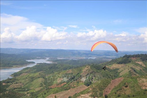 第三届国家滑翔伞锦标赛：从高空俯看被誉为“西原地区的下龙湾”的机会
