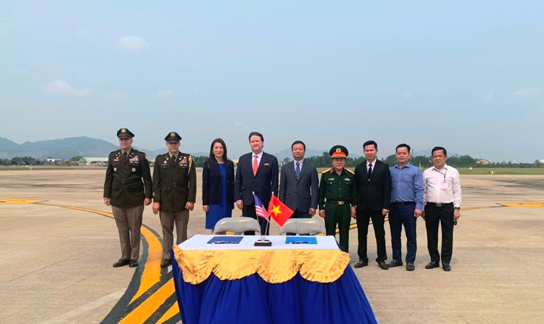 越南战争美军遗骸归国仪式在在岘港国际机场举行