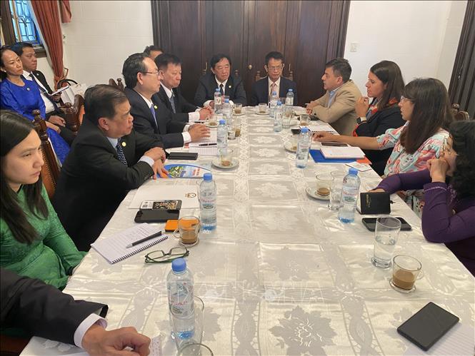 促进越南平阳省与阿根廷各地方的合作关系