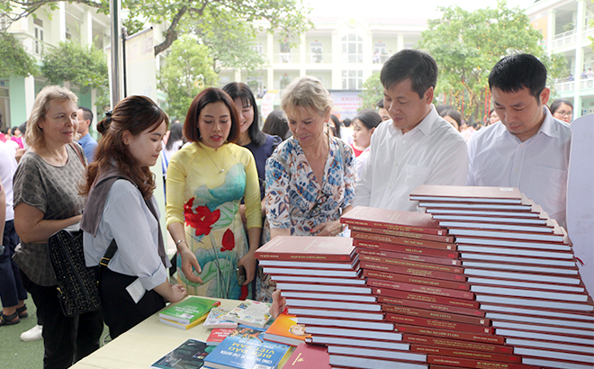 法国马恩河谷省议会代表团体验安沛省义路市傣族文化
