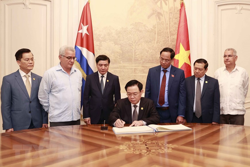 越南国会主席王廷惠走访古巴菲德尔•卡斯特罗中心