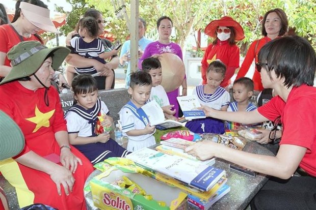 越南侨团圆满结束探访长沙岛县军民和海上高脚屋DK1之旅