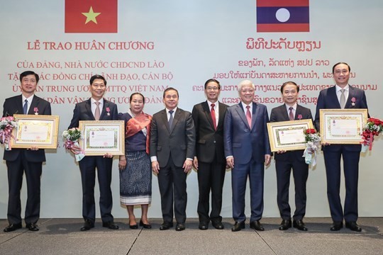 老挝向越南祖国阵线中央委员会和中央民运部领导人授予勋章