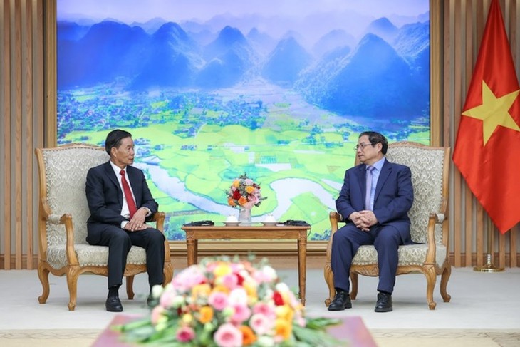 越南政府总理范明正会见老挝建国阵线中央委员会主席辛拉冯•库派吞
