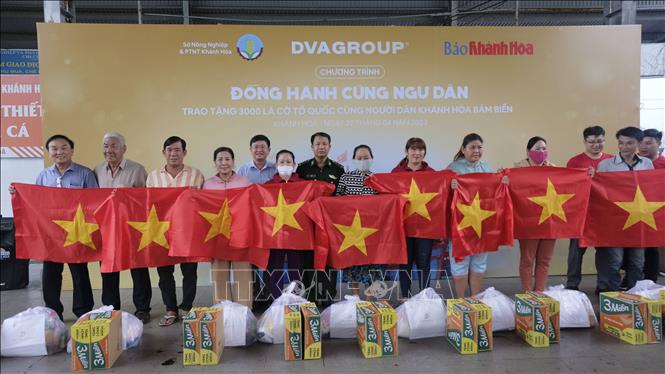 向靠长沙海域谋生的渔民赠送3000面国旗