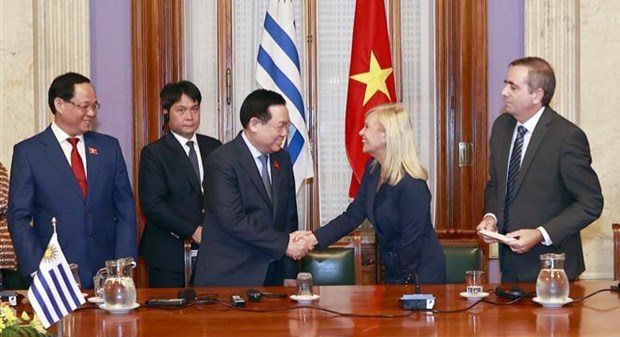 越南国会首次与乌拉圭参众两院签署合作协会