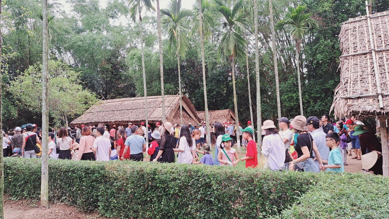 4·30和5·1大假期：数万名游客探访胡志明主席故乡