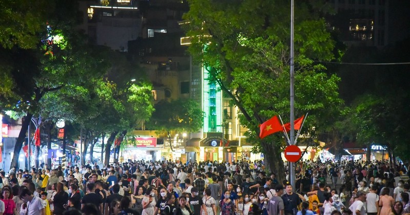 假期期间河内还剑湖地区步行空间挤满了游客（组图）