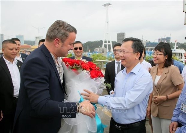 卢森堡大公国首相格扎维埃·贝泰尔一行参观下龙湾