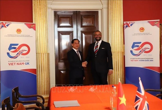 越南外交部长裴青山会见英国外交大臣