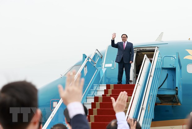 越南政府总理范明正启程赴印尼出席第42届东盟峰会