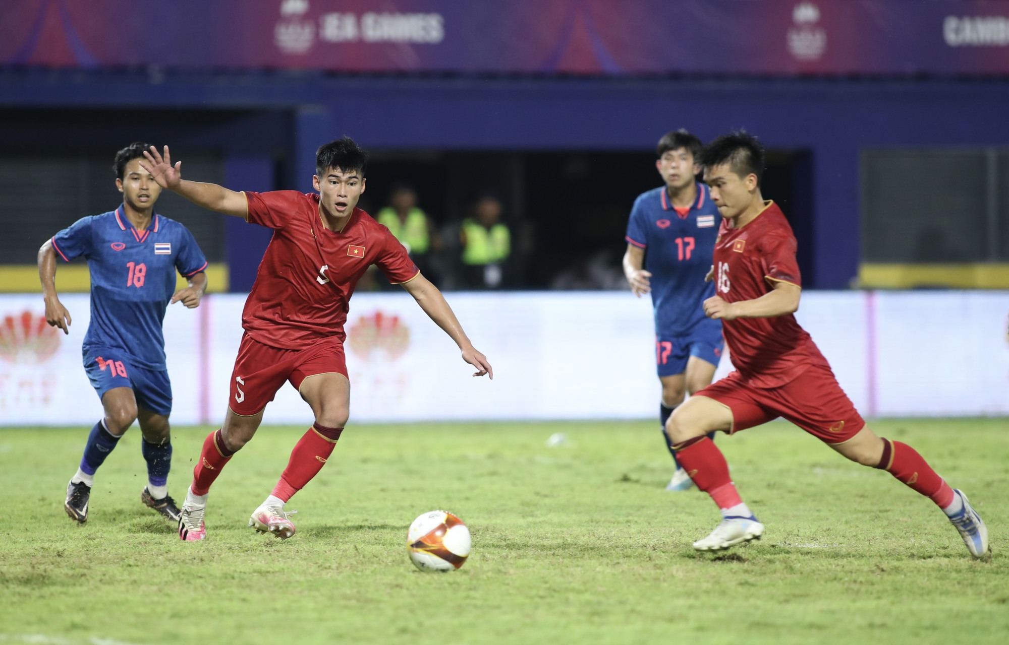 SEA Games 32：越南U22男足队以1比1 的成绩与泰国队握手言和