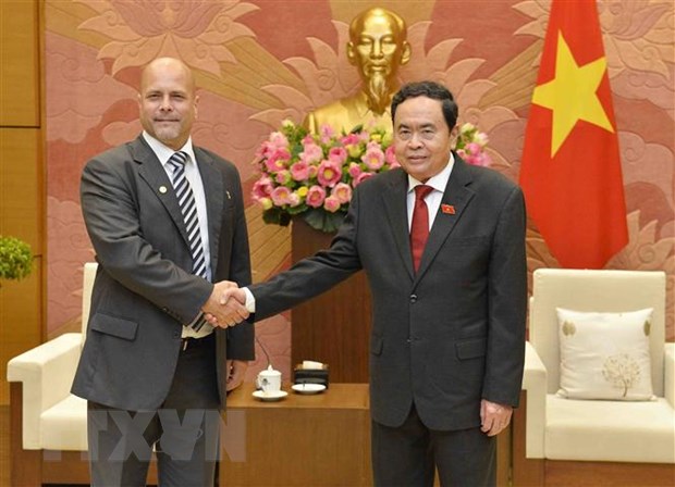 越南国会常务副主席陈青敏会见古巴保卫革命委员会高级代表团