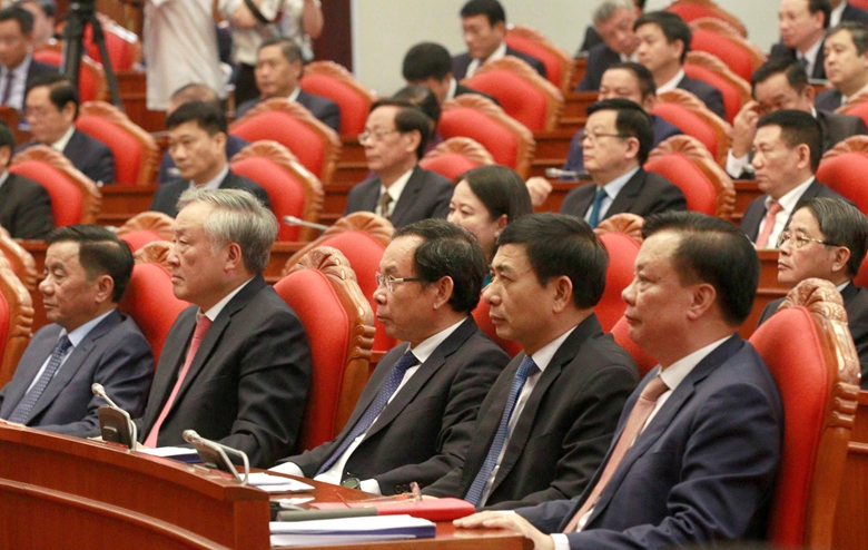 越共第十三届中央委员会任期中期会议第三号公报