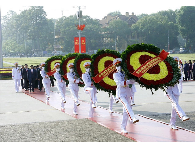 越南党和国家领导人入陵瞻仰胡志明主席遗容