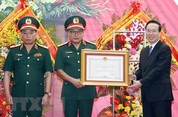 越南国家主席武文赏向国防部第二号总局授予一等军功勋章