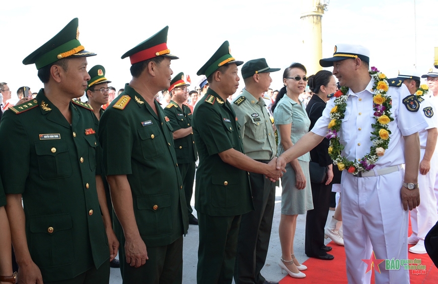 中国海军舰艇访问岘港市
