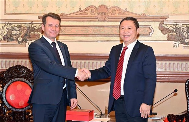 胡志明市领导会见白俄罗斯文化部第一副部长格罗马达