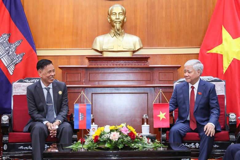 继续建设越柬团结友好关系