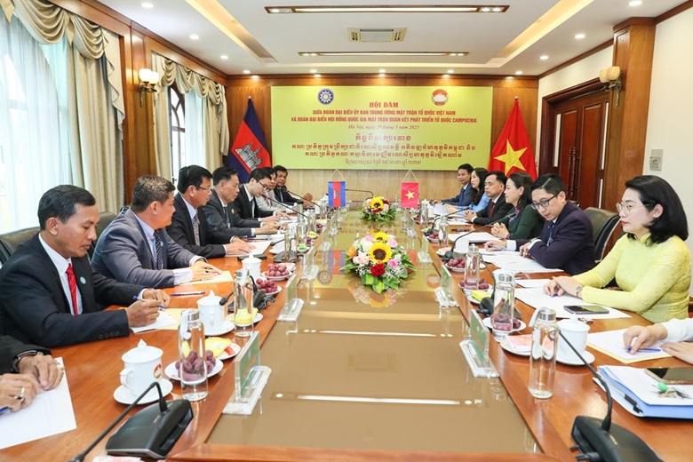 越柬阵线组织加强合作