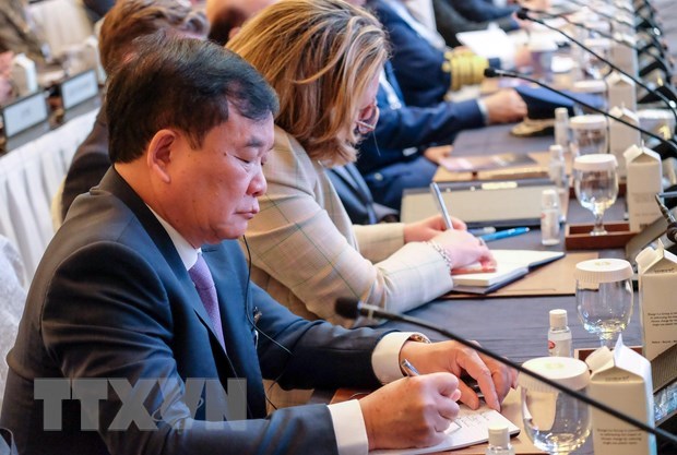 越南国防部代表团出席香格里拉对话会的多项活动