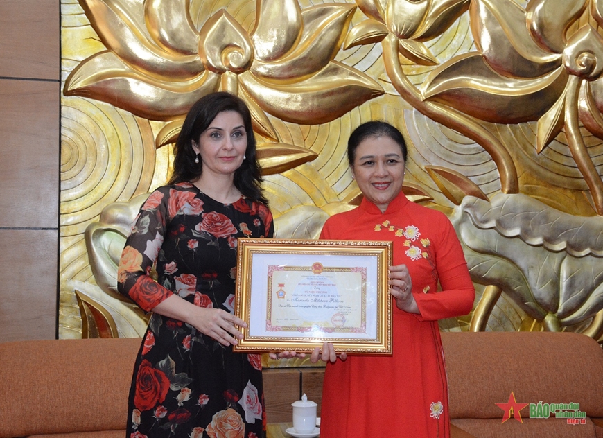 保加利亚驻越南大使荣获 “致力推进各民族和平与友谊”纪念章