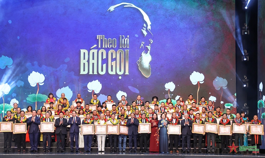 范明正总理出席全国先进典范表彰大会