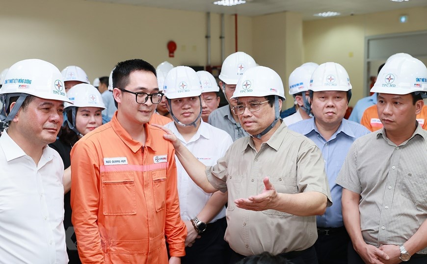 范明正总理赴广宁省考察电力生产和供应情况