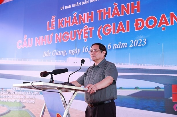 范明正总理出席北江省的如月桥落成典礼和保障性住房项目动工仪式