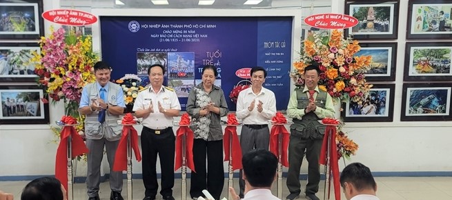 《青年与越南长沙》图片展在胡志明市举行