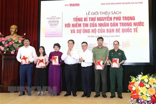 《阮富仲总书记与国内人民的信任和国际友人的支持》新书发布