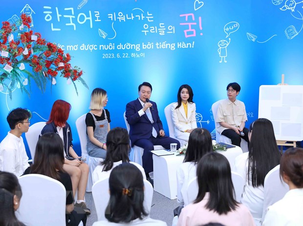 韩国总统尹锡悦与河内国家大学学生交谈