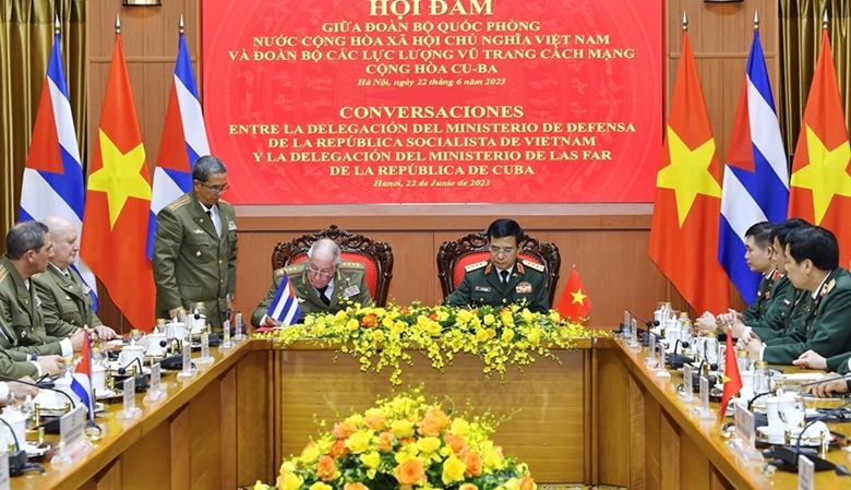 国防部部长潘文江大将与古巴革命武装力量部部长米耶拉举行会谈