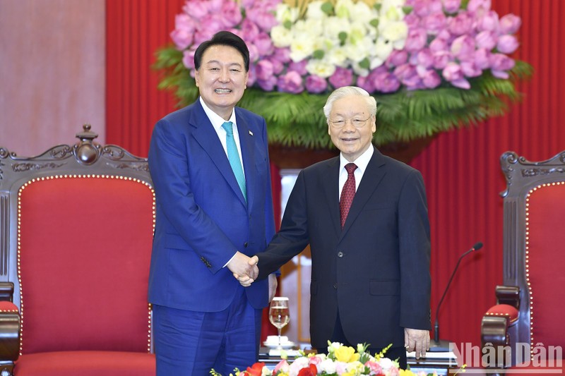 越共中央总书记阮富仲会见韩国总统尹锡悦