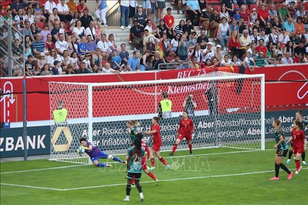 越南国家女子足球队与德国队进行精彩的角逐