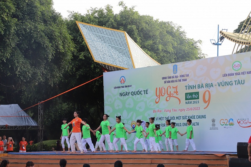 2023年第九届巴地头顿省国际瑜伽日活动热闹举行