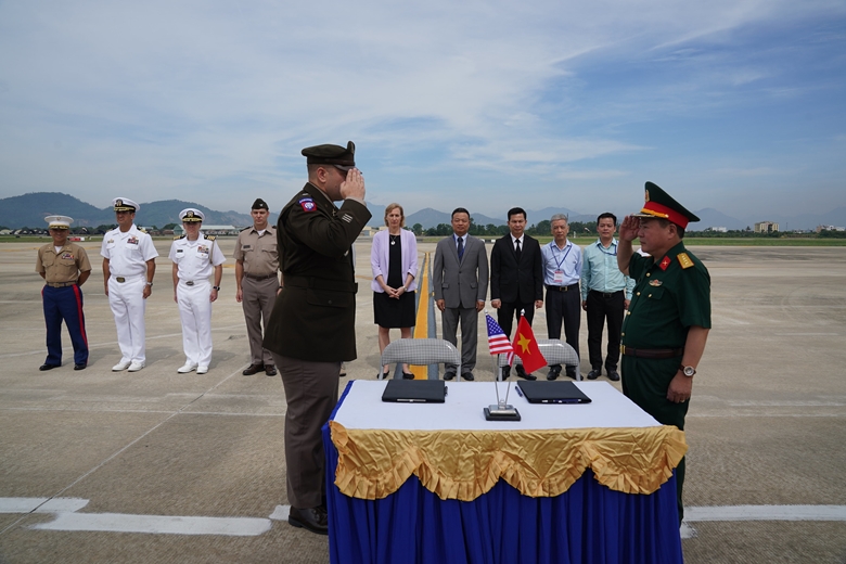 美军遗骸交接仪式在岘港国际机场举行